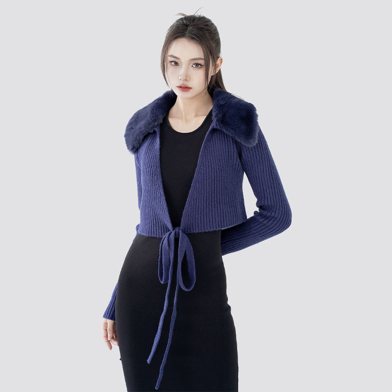 Cách tạo kiểu cho chiếc áo len buộc dây có ve áo bằng lông thú cho trang phục mùa đông